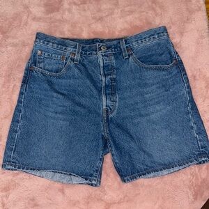 Mid-Thigh Levi 501 shorts